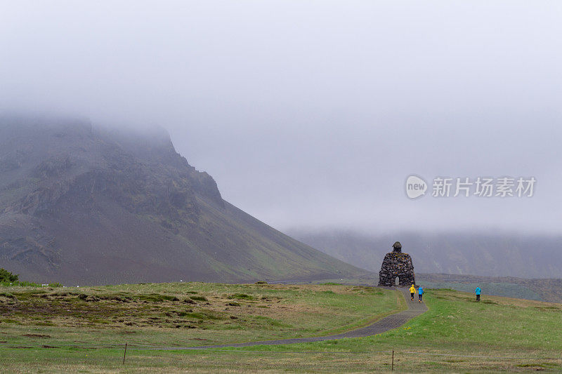 Bárður Snæfellsás雕像与云雾山
